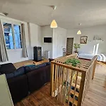 Castle Blue - 7 Personnes - 10 Min Sanctuaire Apartment *